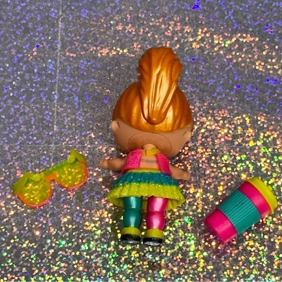 L.O.L. Surprise! LOL Surprise NEON QT Doll Bottle Sunglasses Necklace - Picture 6 of 9